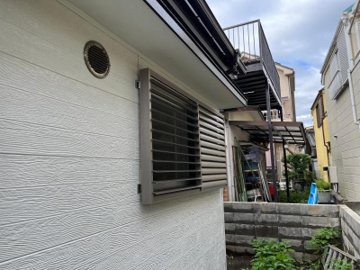 ミネトーヨー住器の八王子市内の戸建て|隣家からの視線をカットする可動ルーバー面格子施工の施工事例詳細写真2
