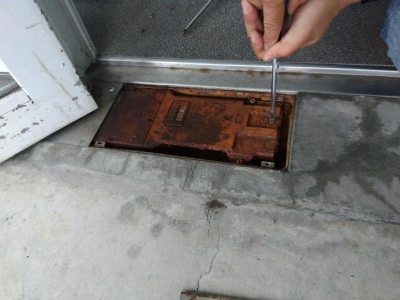 ミネトーヨー住器の【施工実績】八王子市内の大学にてフロアヒンジ交換工事を行いました!の施工事例詳細写真2