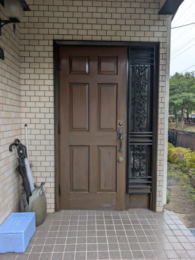 ミネトーヨー住器の【八王子市】木製玄関ドアの塗装剥がれ・変色をカバー工法で1日リフォーム!の施工事例詳細写真1