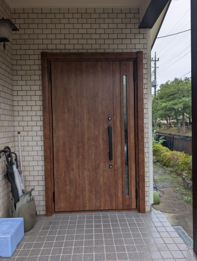 ミネトーヨー住器の【八王子市】木製玄関ドアの塗装剥がれ・変色をカバー工法で1日リフォーム!の施工事例詳細写真2