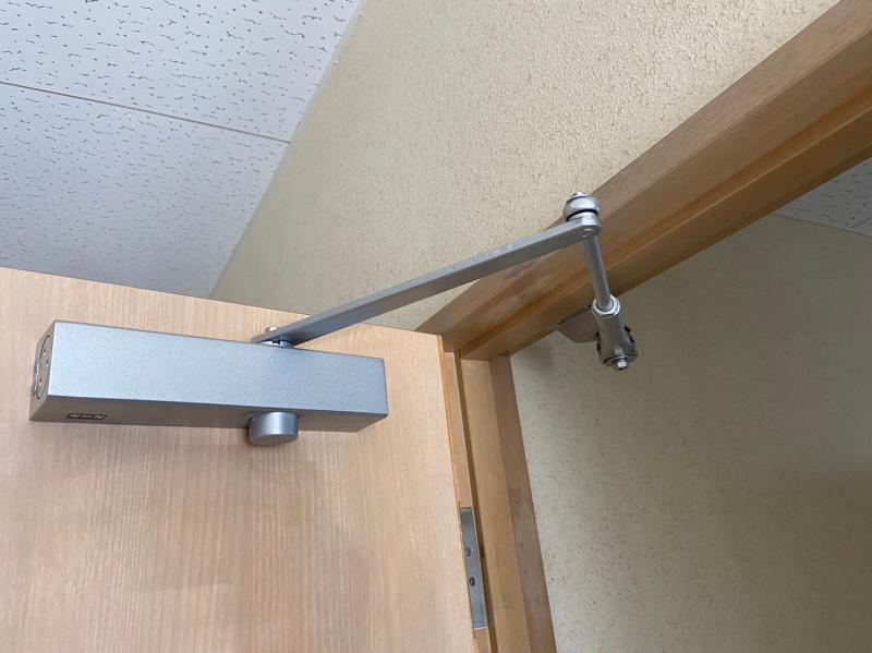 室内建具のドアクローザーを交換しました